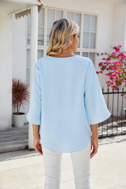 SOPHIA™ - Luftig bluse med V-hals